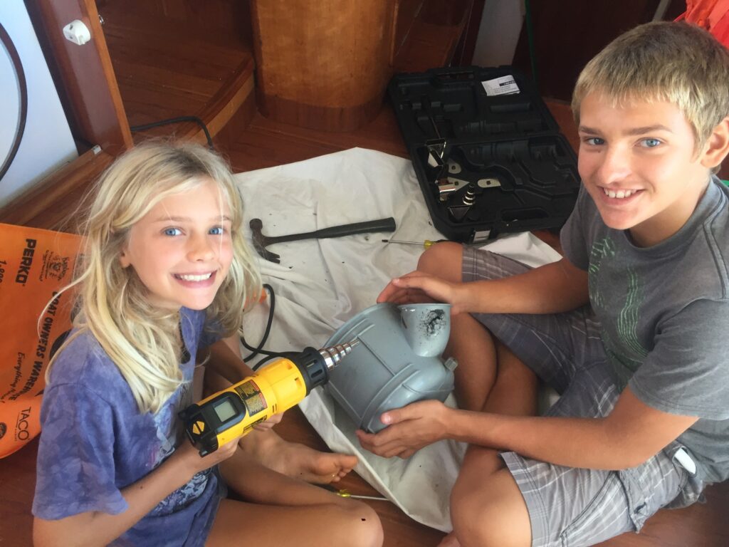 Karen and Paul fixing an engine exhaust on the way to Panama 2021.