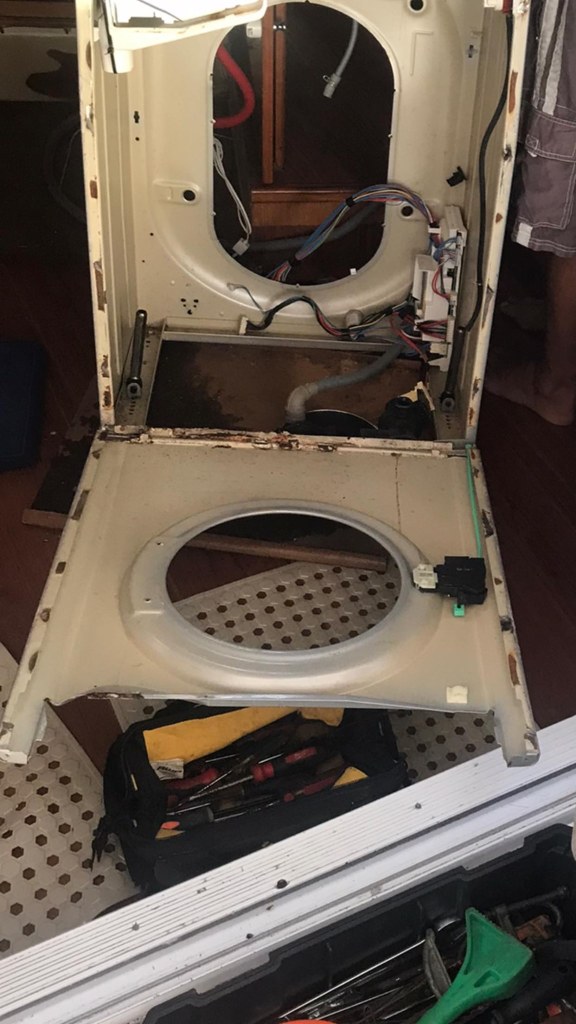 Dismantled Splendide 7100XC washer/dryer in parts, completely unfixable and destined for the garbage.