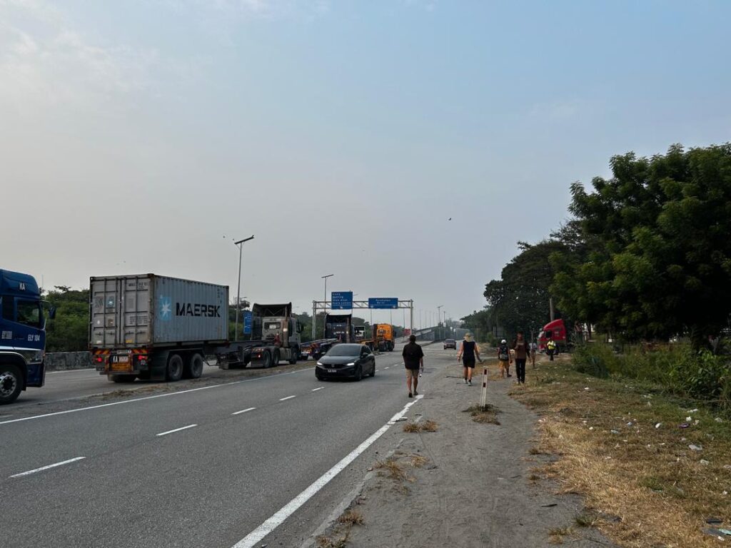 Pulau Indah Expressway walk