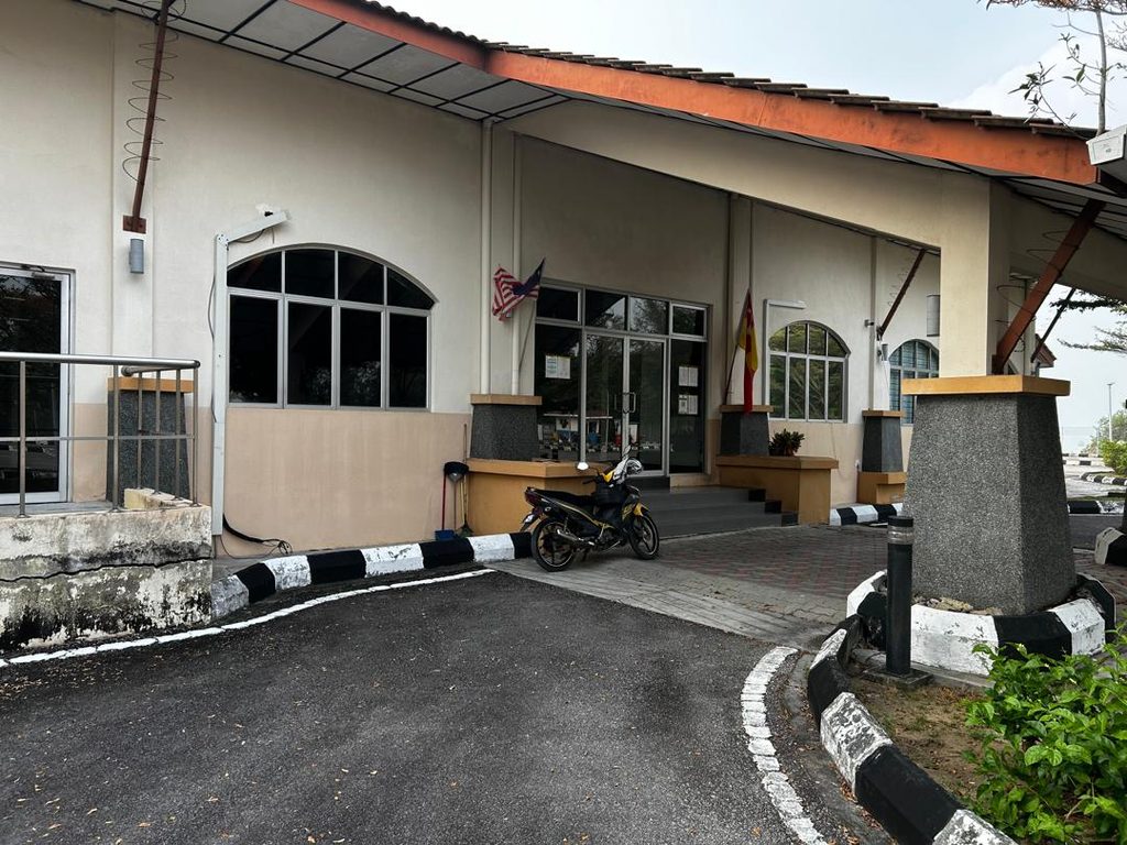 Pulau Indah Marina building: front door